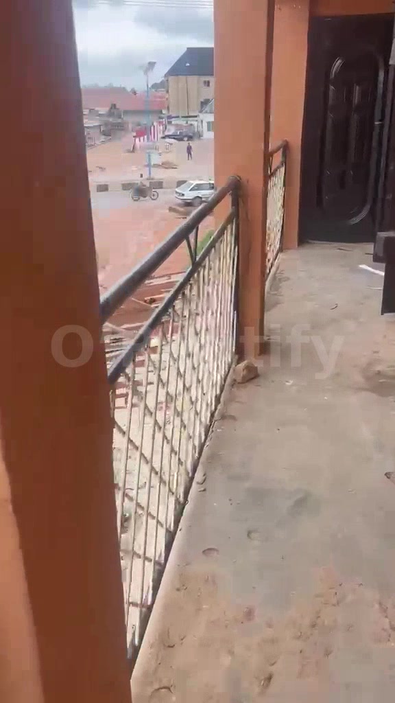 Spacious shop available to let @ Okebaale,opposite Nipco filling station,Onababaona.  RENT: 150,000 photo 4
