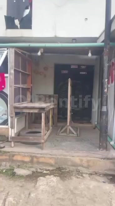 BASH ✌️   📍 MADE JUST FOR YOU   MY DIRECT TO MANDATE    Big Shop with extension  At SHOMOLU main road   RENT: 1M YEARLY