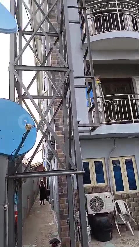2 bedroom flat available up stair Off ogunlana bustop ijeshatedo Lagos  Rent 2.8m A year rent request  Igbo tribe  Video photo 3