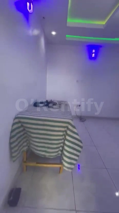 *LIVING LARGE👷🏾‍♂️* 📍Don’t scroll pass your future address  A standard up floor mini flat at akoka Yaba in a serene e