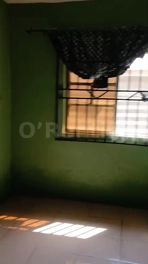 A room self contained available to let