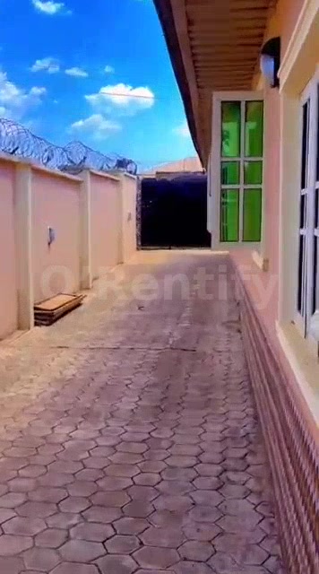 TO LET 3 BEDROOM FLAT AT KELEBE AREA OSOGBO BASIC RENT 1M......A&B ESTATE CONSULTANT in Nigeria