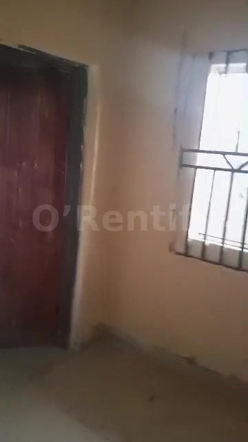 a neat spacious self con to let photo 2