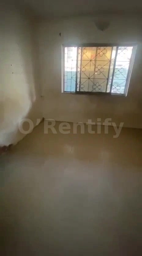 DIRECT TO MANDATE   A standard and spacious 2BEDROOM FLAT (2toilet & bath) available to let at OFF PEDRO ROAD , Shomolu photo 5