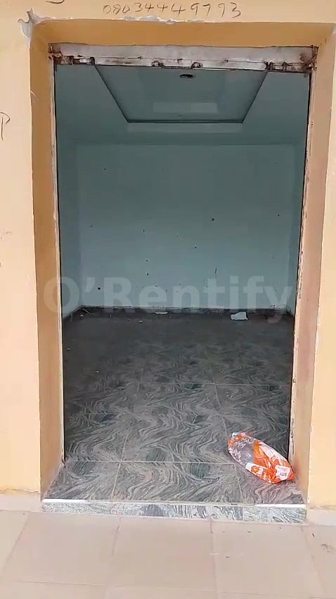 A standard Shop to let, located along onah Baba Onah Okebaale, Rent is 500k without service charges. photo 2