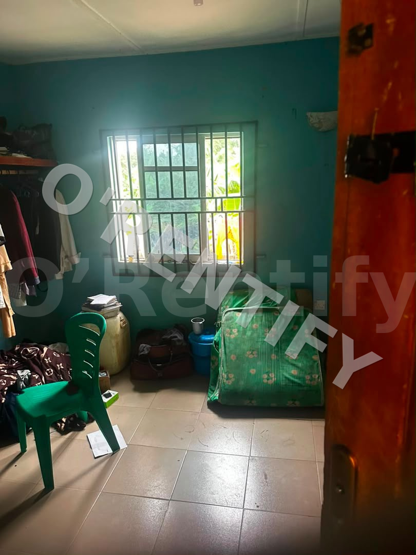 Selfcon available at west gate 5 mins walk to the gate Stable Light  Well water   Fenced Rent photo 4