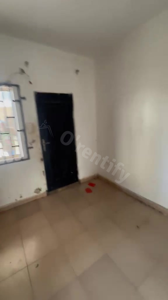 Nice self contain is available Spacious Electricity Wardrobe Fenced Gat photo 4