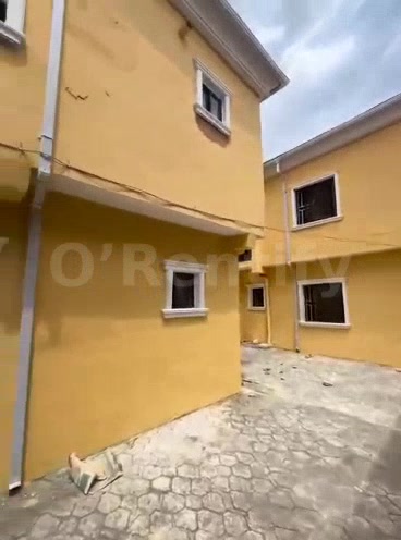 To let   3BEDROOM  PERSONAL PREPAID  6TENENTS IN COMPOUND  AMPLE CAR PARK  SECURITY, KITCHEN CABINETS  GATED STREET, BAL
