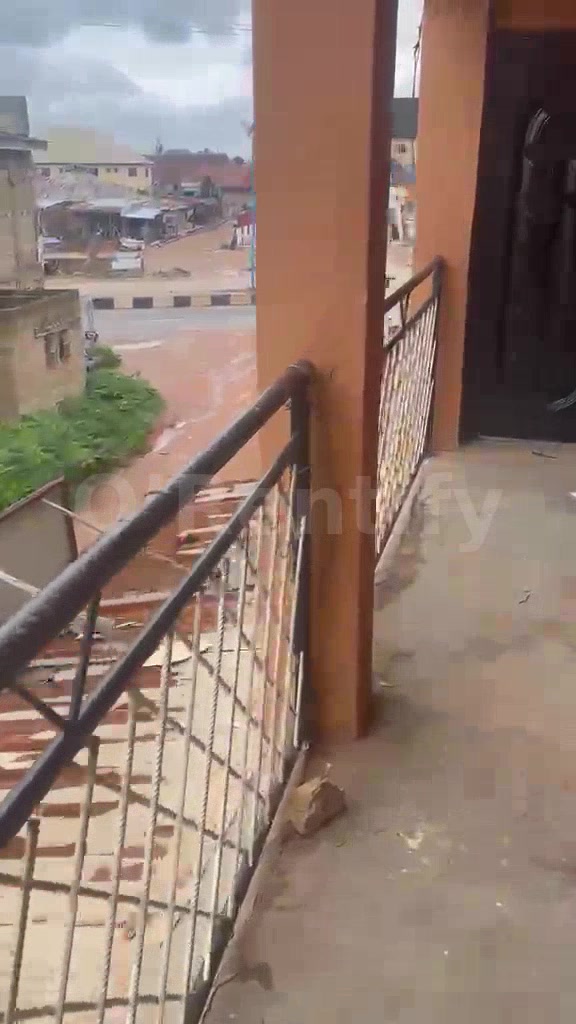 Spacious shop available to let @ Okebaale,opposite Nipco filling station,Onababaona.  RENT: 150,000 photo 5