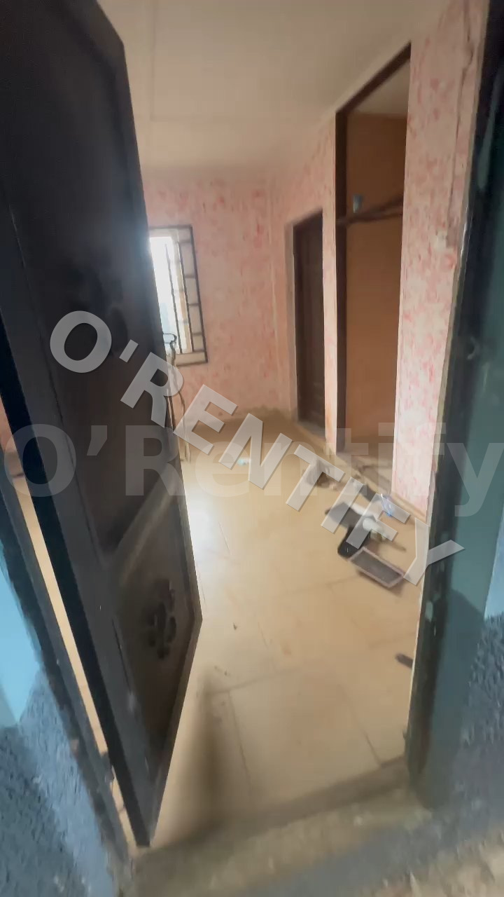 A room sefcon available at futa North gate Ap 10-15 minutes to the gate Fenced and gated Runnina water Well Available Re