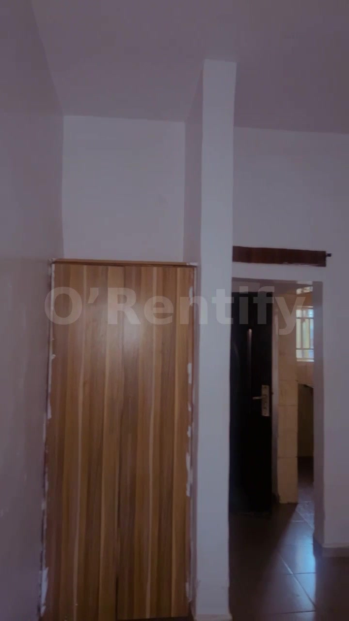 *TO LET* A spacious clean room self contain with AC at futa southgate, properly fenced with gate, in house security, war photo 3