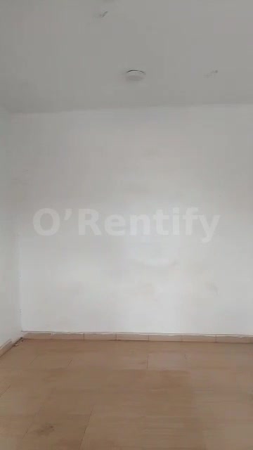 a neat Shop available to let
