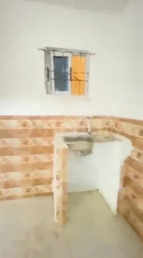 BASH ✌️   📍 MADE JUST FOR YOU   A norm room self at off ODUNSI road bariga…  Rent 900k  Damages 100k  Sc 100k photo 4