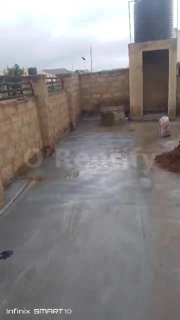 2 bed room flat is available at owode llesa rent 800k running with water fully tiler full Pop fence kitchen cabinets gat photo 6