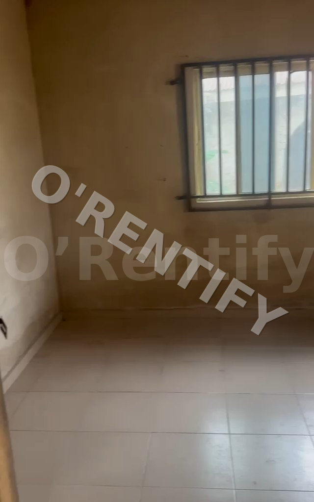 dope single room available at Westgate. Annual Solar available. 5-10 minutes to gate