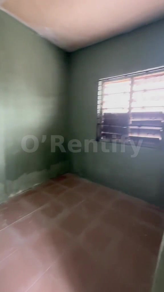 BASH ✌️   📍 MADE JUST FOR YOU   To let a standard single room at off Odunsi rd bariga  Rent 250k  Caution 100k photo 4