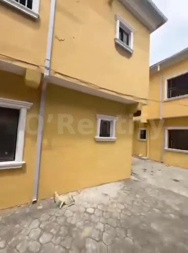 To let   3BEDROOM  PERSONAL PREPAID  6TENENTS IN COMPOUND  AMPLE CAR PARK  SECURITY, KITCHEN CABINETS  GATED STREET, BAL photo 4